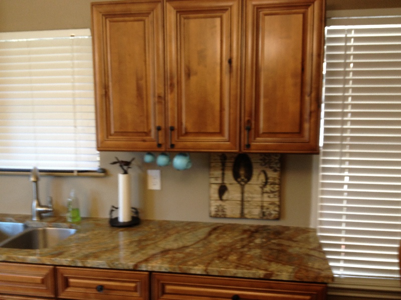 Knotty Maple Premium Kitchen Photos